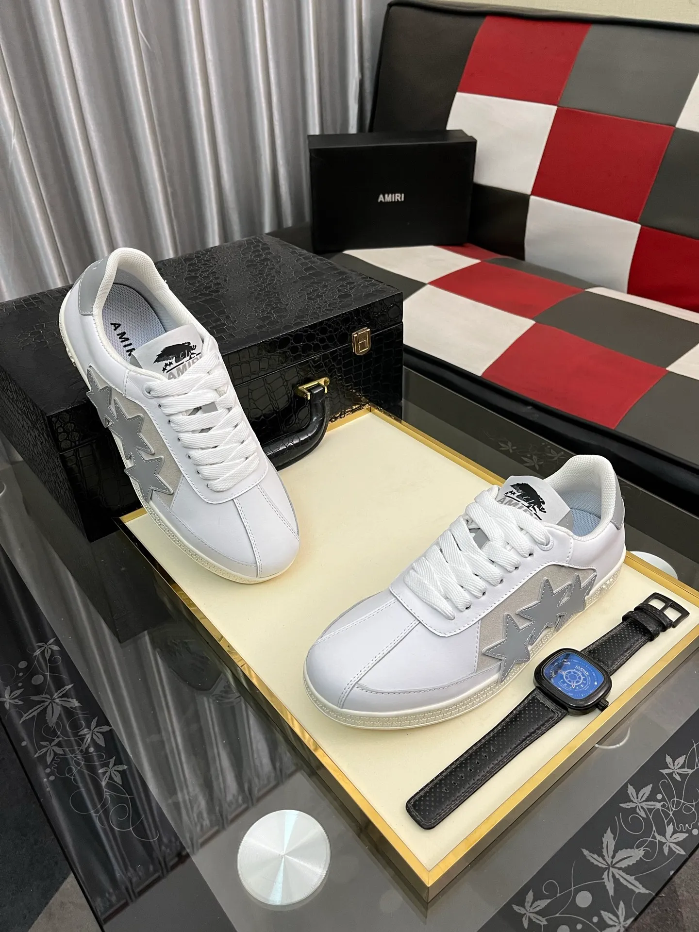 Men's shoes 💰420⌚️⌚️《AMIR*》New men's low-top casual sports sneakers bone shoes, another pair of irresistible bone shoes. Bone shoes are one of AMIRI's most popular items. They use first-layer cowhide uppers. The side bones are made of two cowhide laminations. They have a three-dimensional feel. The leather incisions are all oil-edged. Contrasting color design. Simple style. Fashionable sports. Customized metal LOGO nameplate to embellish shoelaces. Exclusive control of top version. Supports comparison. Breathable mesh lining Original rubber outsole A must-have item for daily leisure Suitable for various occasions Check it out if you pursue high quality Super cool uppers Size: 38-446️⃣ Colors available